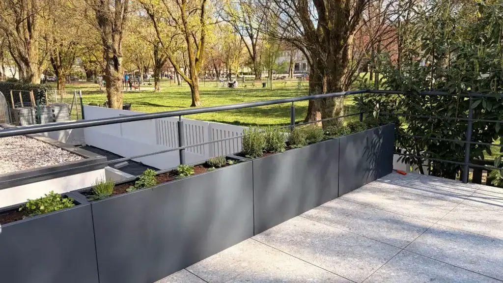 Cvetlično korito 30x120x60 cm RAL7016 - terasna zasaditev ob ograji