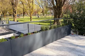 Cvetlično korito 30x120x60 cm RAL7016 - terasna zasaditev ob ograji