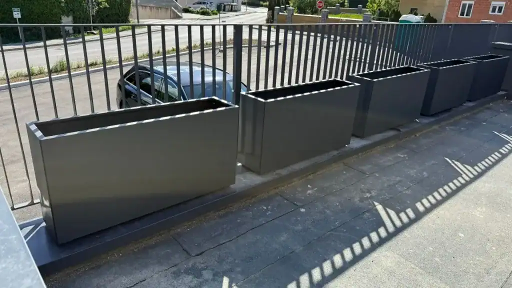 Cvetlično korito 30x120x60 cm RAL7016 - postavitev ob kovinski ograji
