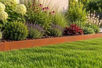 Corten vrtni robnik višine 15 cm loči trato od cvetlične grede z okrasnimi travami